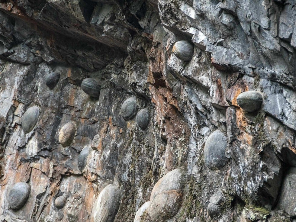 Βράχος βουνού στην Κίνα «γεννάει πέτρινα αυγά» (βίντεο)